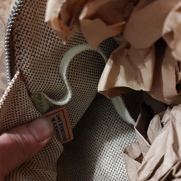 GUC Dooney and Burke pale green croc-embossed leather. Silver hardware. - Picture 13 of 16